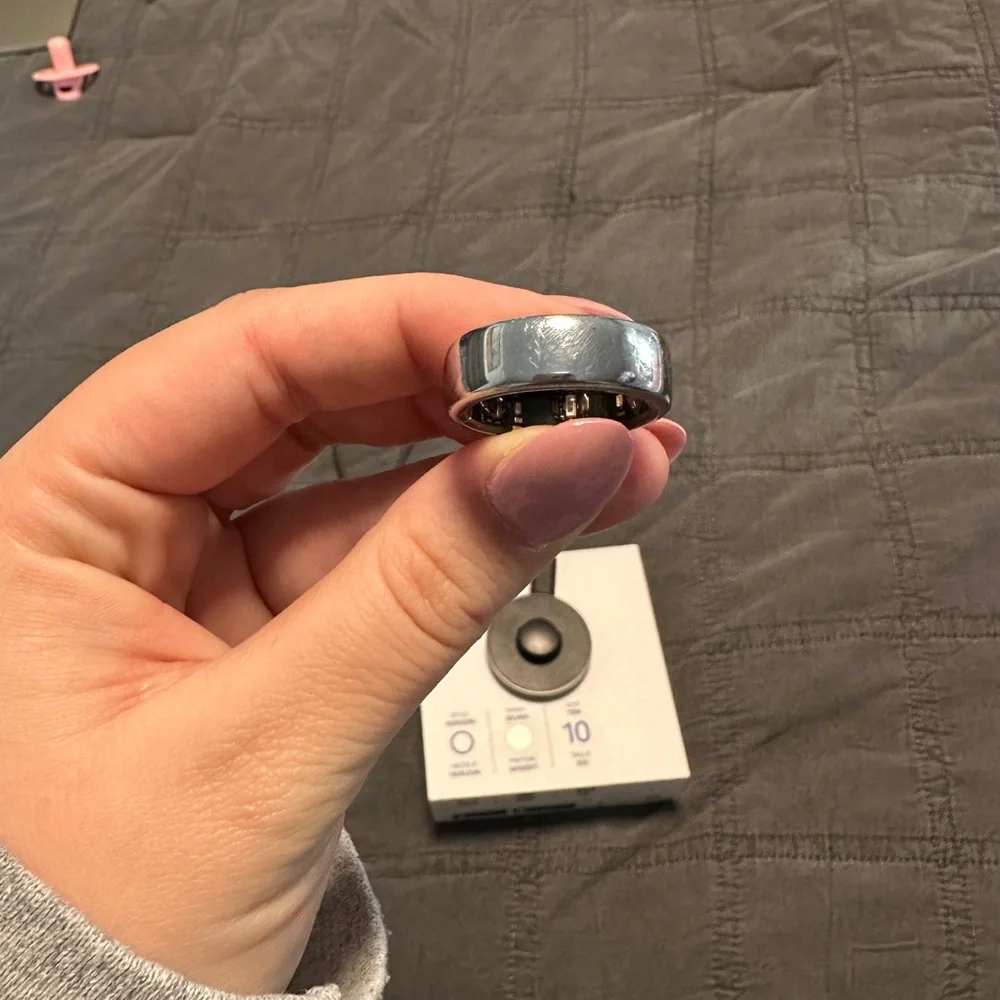 Oura Silver Ring with Charging Cable